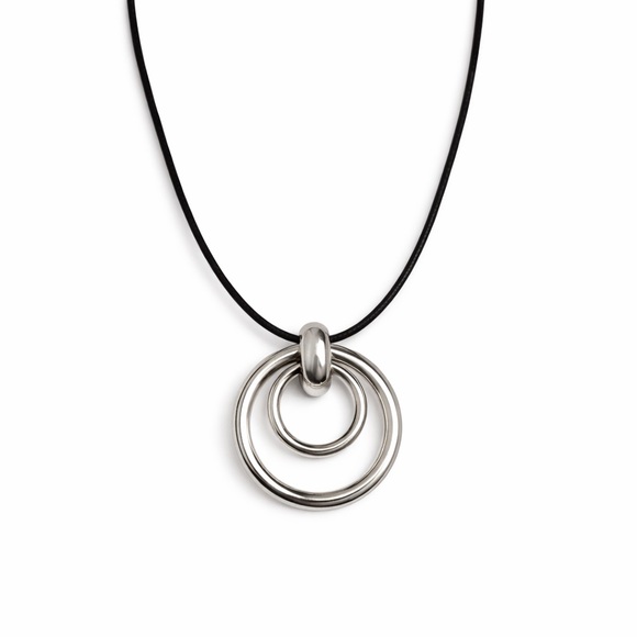 The Unbranded Brand Jewelry - ⚜️ Elegant Silver Pendant Necklace